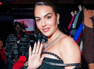 Met Gala još nije ni počela, a Georgina već zasenila sve - uska haljina istakla obline, vrelo izdanje u centru pažnje!
