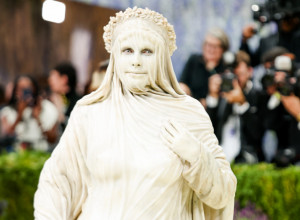 Svi su mislili da je statua - a onda se pomerila: HAJDI KLUM napravila umetnički spektakl na Met gali