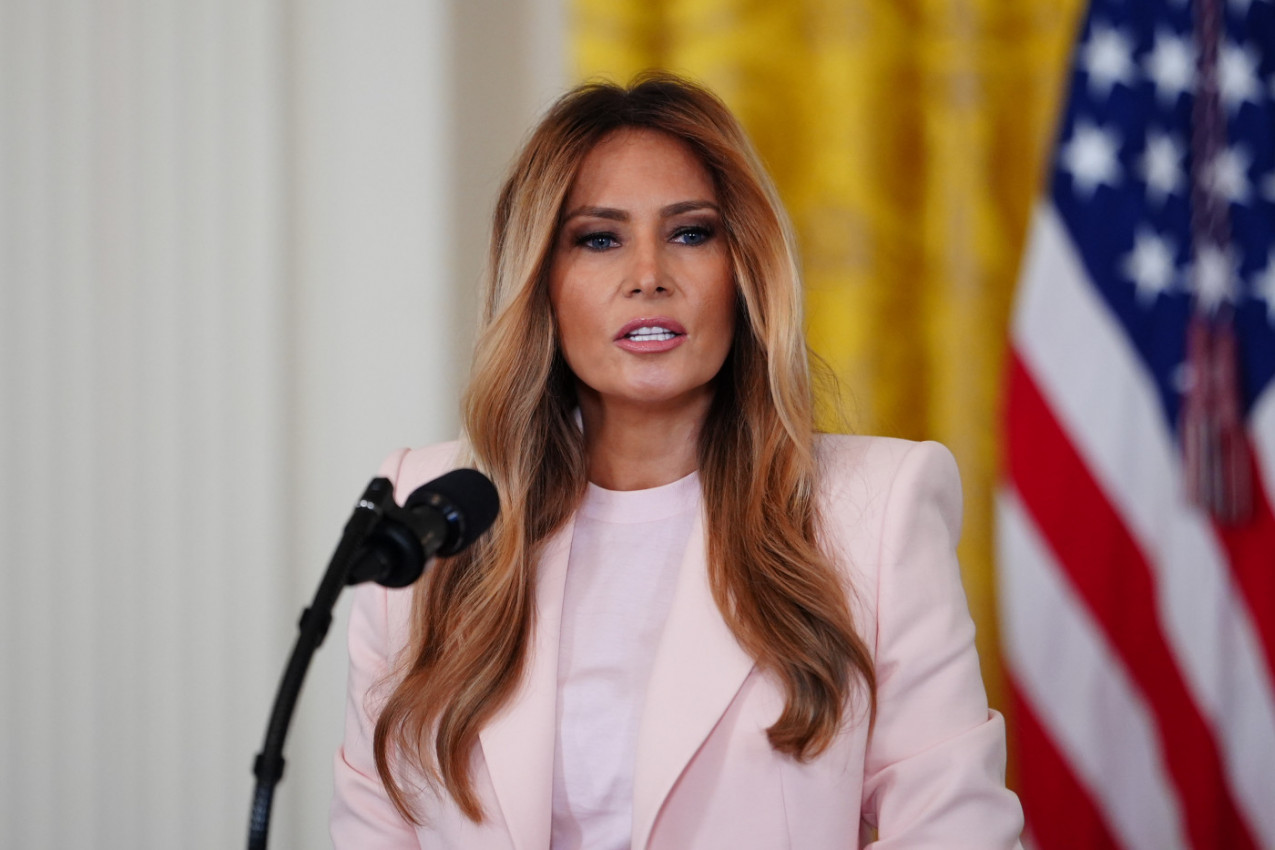 Bebi roze sako Melanije Tramp u centru pažnje: Prva dama Amerike ponovo diktira modne trendove