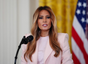 Bebi roze sako Melanije Tramp u centru pažnje: Prva dama Amerike ponovo diktira modne trendove