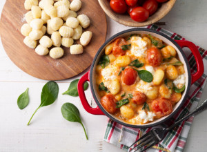 Zapečene NJOKE sa sirom, paradajzom i bebi-spanaćem: Recept za brz i ukusan obrok za celu porodicu
