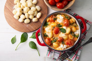 Zapečene NJOKE sa sirom, paradajzom i bebi-spanaćem: Recept za brz i ukusan obrok za celu porodicu