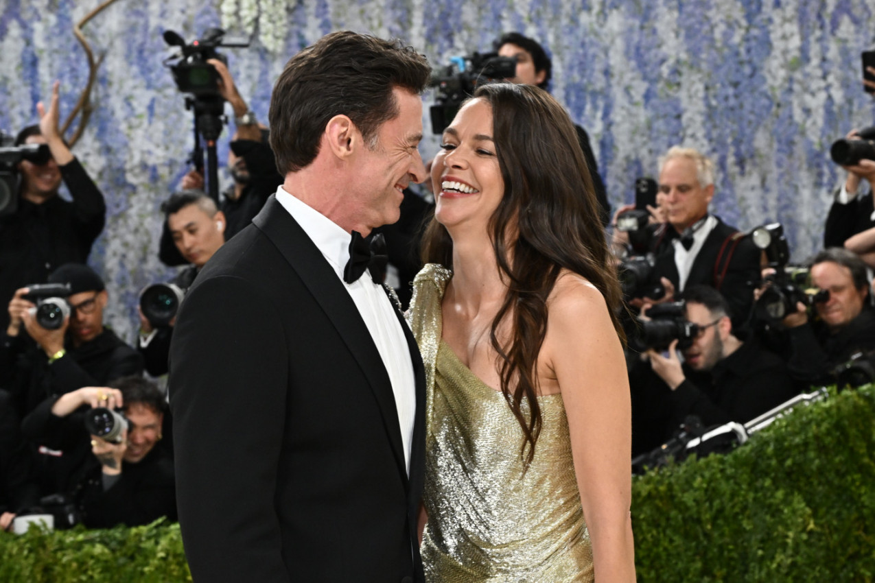 Hju Džekmen sa novom devojkom na Met Gali: PRSTEN na ruci Saton Foster podgrejao glasine o VERIDBI! (GALERIJA)