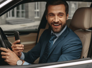 Otkriven NAJNEOBIČNIJI znak prevare koji mnogi ne primete: Muškarci ga često kriju u automobilu