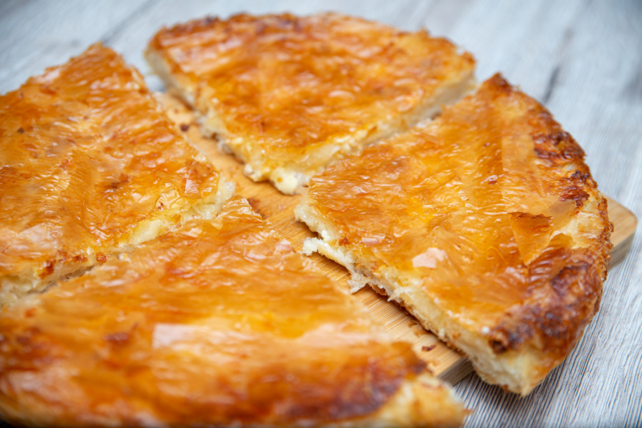 Recept naših baka: Najukusniji DOMAĆI BUREK sa sirom koji uvek uspeva