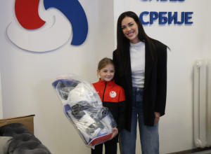 POKLON OD IDOLA: Natalija Ratković dobila je kompletnu opremu od Sportskog saveza Srbije, koju joj je uručila Tijana Bogdanović