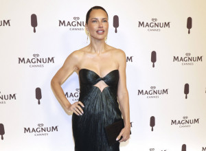 Adrijana Lima ponovo pokazala zašto je modna ikona: Crna haljina napravila POMETNJU u Kanu (FOTO)