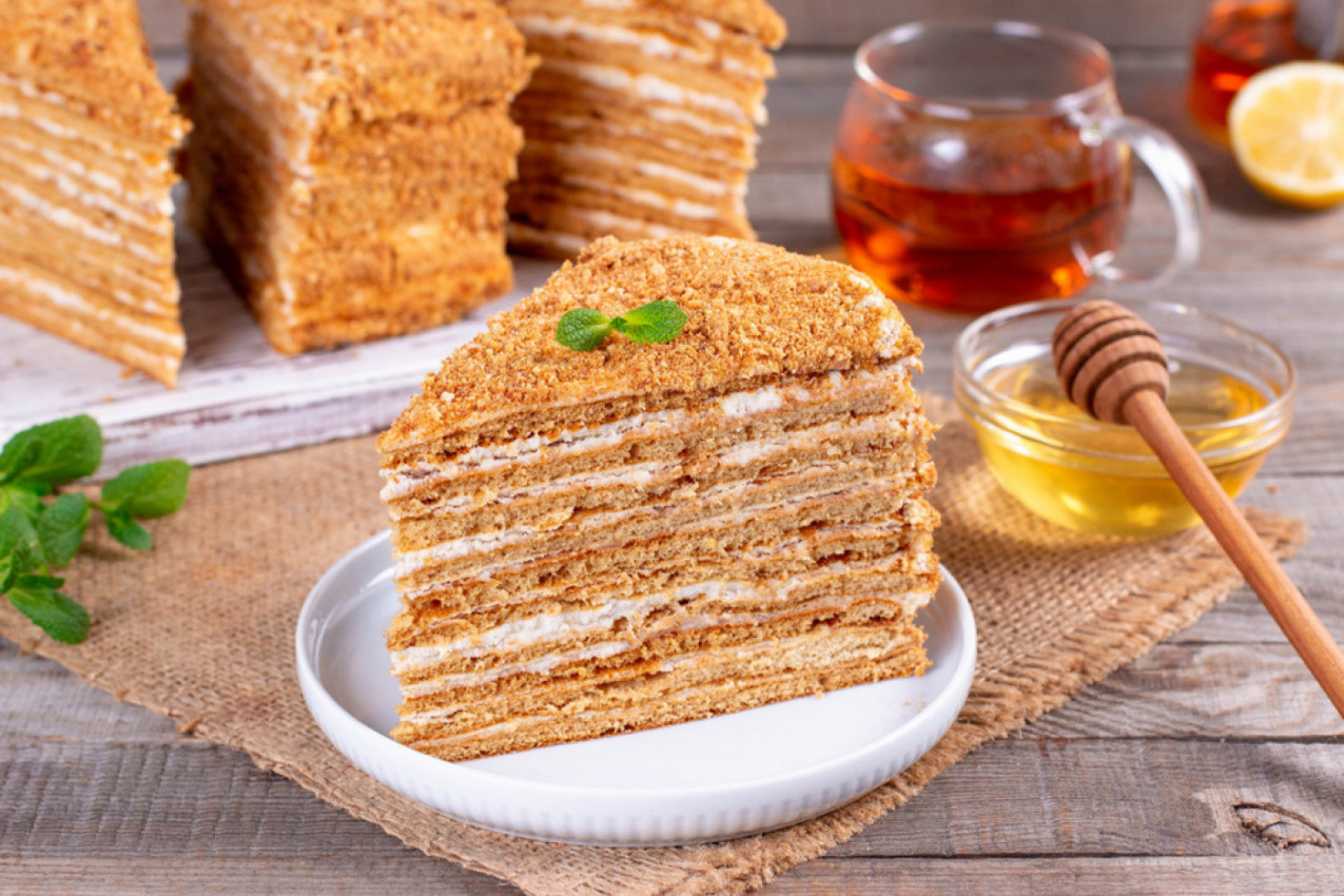 MEDOVIK torta koja osvaja: Originalna ruska medena poslastica se topi u ustima!
