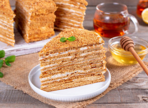 MEDOVIK torta koja osvaja: Originalna ruska medena poslastica se topi u ustima!