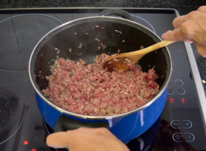 Kako spremati MLEVENO MESO da ne bude suvo: 3 GREŠKE koje potpuno kvare ukus jela