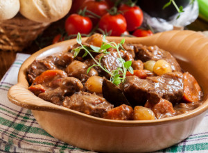 OVAKAV recept za GULAŠ još niste probali: Bogat ukus sporog kuvanja koji osvaja na prvi zalogaj