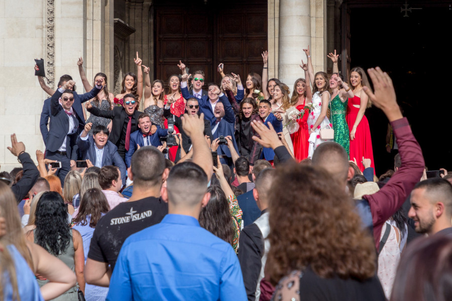 BUGARSKE MATURANTKINJE u haljinama punim šljokica zapalile mreže: Modne kombinacije privukle veliku pažnju javnosti (VIDEO)