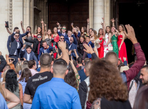 BUGARSKE MATURANTKINJE u haljinama punim šljokica zapalile mreže: Modne kombinacije privukle veliku pažnju javnosti (VIDEO)