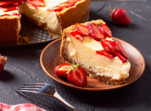 BRZA TORTA sa jagodama koju svi prave ovog proleća: Kremasta poslastica gotova bez mnogo muke
