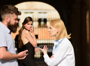 Njihove veze često su pravi HAOS: Ovi horoskopski znaci najčešće završavaju u LJUBAVNOM trouglu