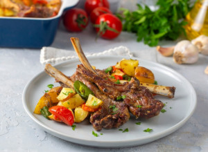 Jagnjeći kotleti s povrćem iz rerne: Sočan ručak koji izgleda kao iz restorana zahvaljujući jednom TRIKU
