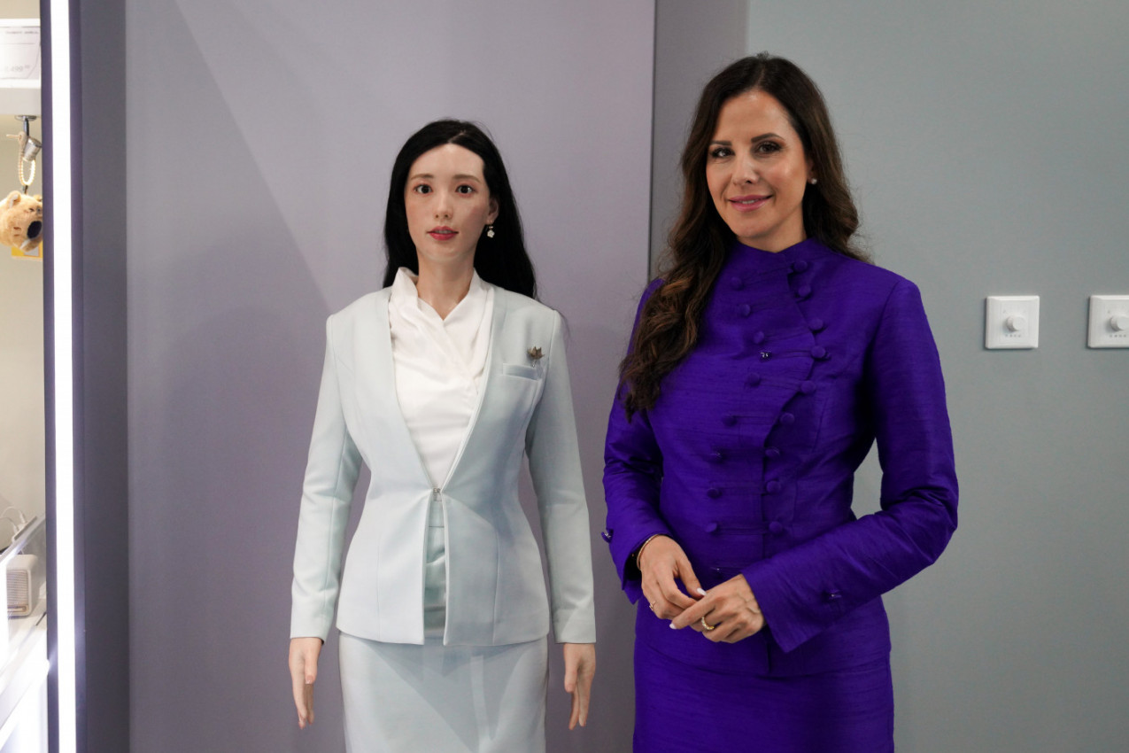 TAMARA VUČIĆ u Pekingu pokazala kako izgleda spoj elegancije i moći: Upečatljiv ljubičasti komplet privukao svu pažnju (FOTO)