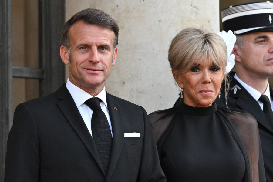 CEO PARIZ gleda u TORBU Brižit Makron: Kultni model koji obožavaju i kraljevske dame nikada ne izlazi iz mode (FOTO)