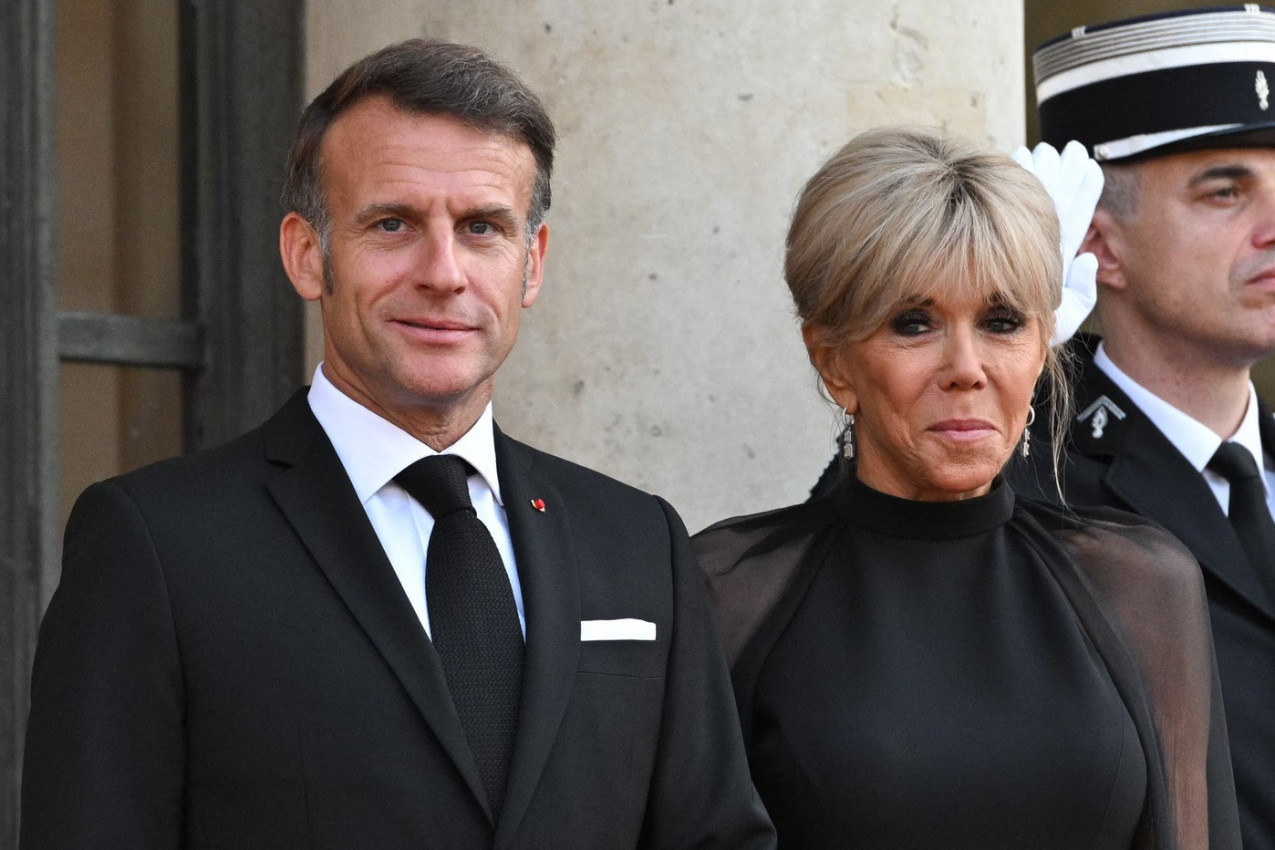 CEO PARIZ gleda u TORBU Brižit Makron: Kultni model koji obožavaju i kraljevske dame nikada ne izlazi iz mode (FOTO)