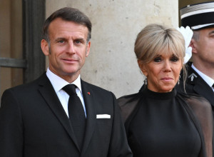 CEO PARIZ gleda u TORBU Brižit Makron: Kultni model koji obožavaju i kraljevske dame nikada ne izlazi iz mode (FOTO)