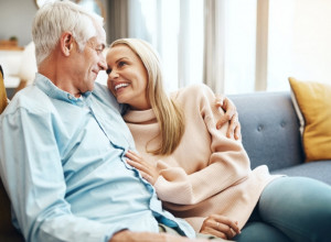 Ima 34 godine, a njen verenik skoro 60: Zbog razlike u godinama TRPE UVREDE, ali tvrde da su pronašli PRAVU LJUBAV