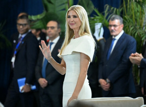 Ivanka Tramp u haljini koja miriše na leto: Razigrane boje, vez i boho detalji za izdanje koje se pamti (FOTO)