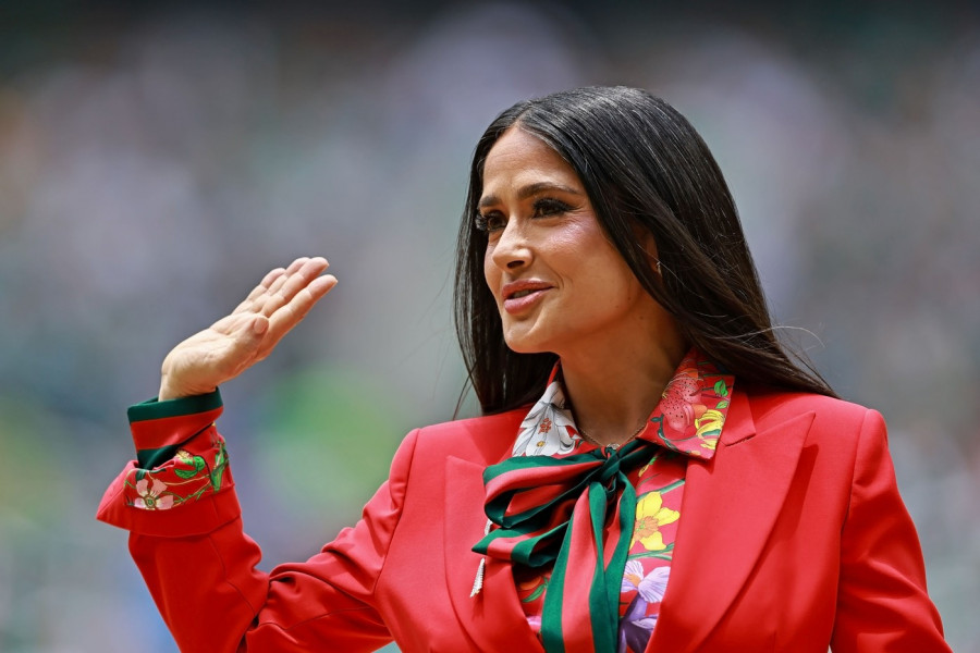 Salma Hajek otvorila Mundijal u crvenom odelu koje ne trpi konkurenciju: Glumica ukrala pažnju na stadionu u Meksiku (FOTO)