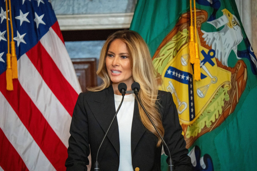 MELANIJA TRAMP NIKADA NIJE IZGLEDALA BOLJE: Crno-bela elegancija za ozbiljnu poruku iz Vašingtona (FOTO)