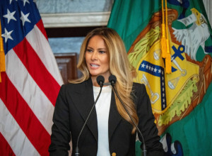 MELANIJA TRAMP NIKADA NIJE IZGLEDALA BOLJE: Crno-bela elegancija za ozbiljnu poruku iz Vašingtona (FOTO)
