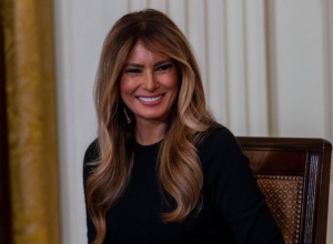 Melanija Tramp u crnom izdanju koje se pamti: Na rođendanu Donalda Trampa pojavila se kao prava MODNA SILA