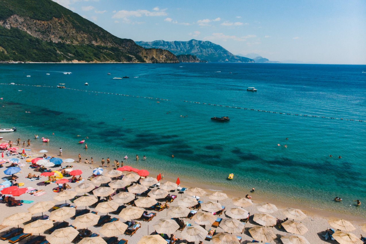 Ova plaža je među najlepšima u Evropi: Crnogorski biser kod Budve ušao na prestižnu listu za 2026. godinu (FOTO)
