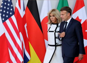 Francuska elegancija: Emanuel i Brižit Makron dočekali lidere G7 na radnoj večeri u Evijan le Benu