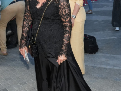 Suzana Vasiljević u crnoj elegantnoj haljini sa čipkanim detaljima.