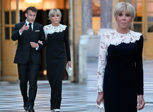Brižit Makron pokazala šta je francuska otmenost: Elagantna haljina sa čipkanim rukavom za doček Donalda Trampa