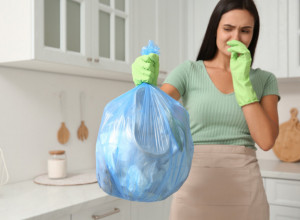 Letnje vrućine pretvaraju vašu kantu za smeće u izvor nepodnošljivog mirisa – ali ovaj trik to rešava za 30 sekundi!