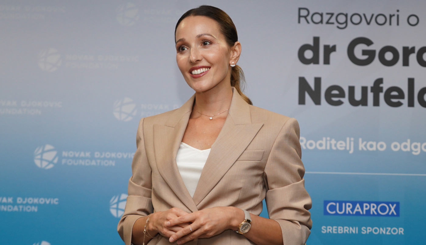 Jelena Đoković pokazala NAJBOLJU HALJINU za letnje vrućine: Ovaj model od laganog teksasa žene će masovno kopirati (FOTO)