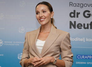 Jelena Đoković pokazala NAJBOLJU HALJINU za letnje vrućine: Ovaj model od laganog teksasa žene će masovno kopirati (FOTO)
