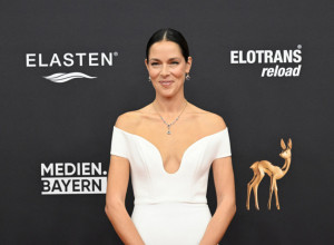 ANA IVANOVIĆ zapalila mreže u savršenom letnjem izdanju: Bela haljina i nenametljiv LUKSUZ koji svi komentarišu (FOTO)