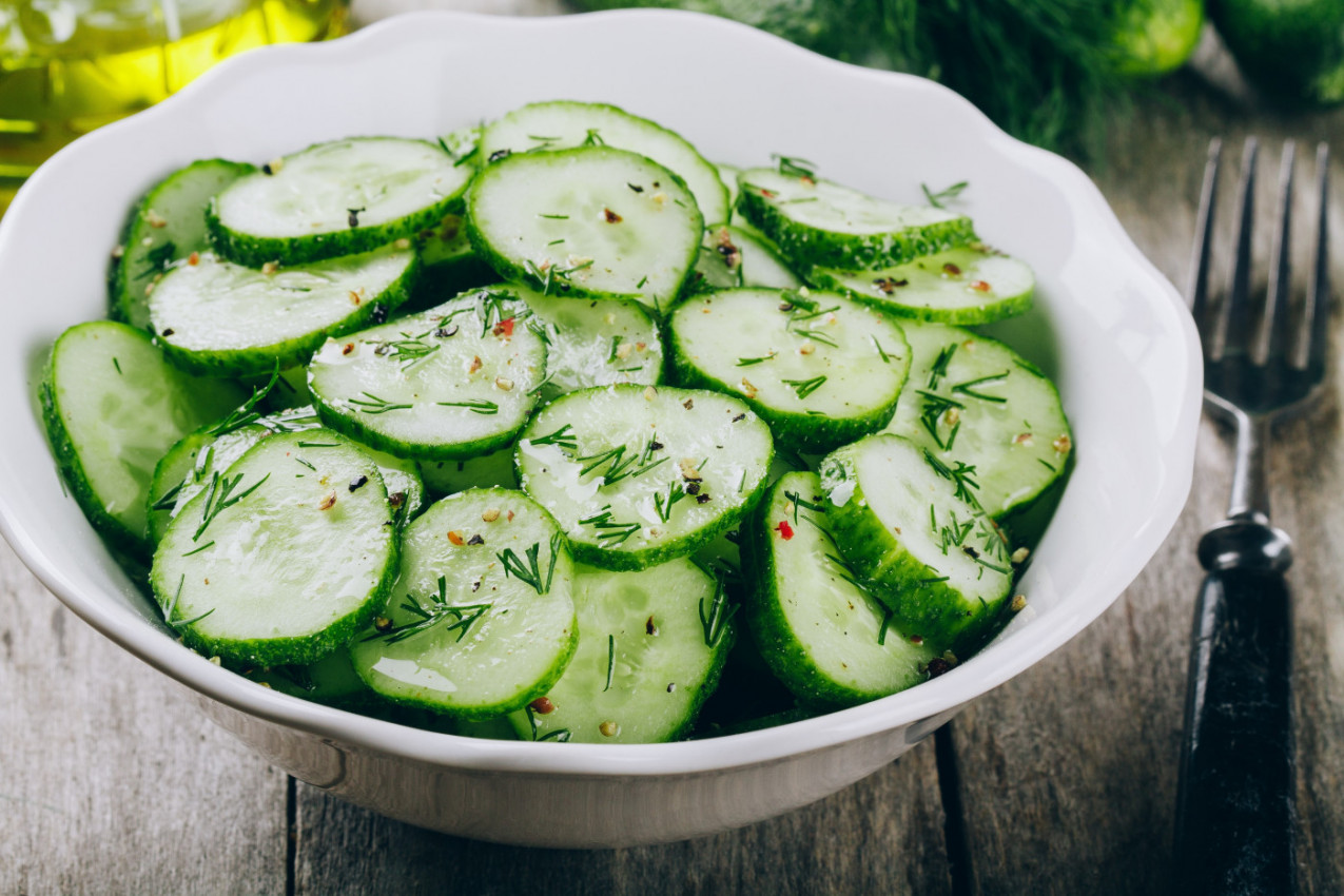 SALATA OD KRASTAVACA koja traje danima: Hrskava je, osvežavajuća i gotova za svega nekoliko minuta (RECEPT)