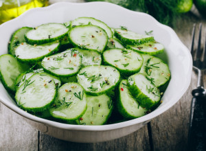 SALATA OD KRASTAVACA koja traje danima: Hrskava je, osvežavajuća i gotova za svega nekoliko minuta (RECEPT)