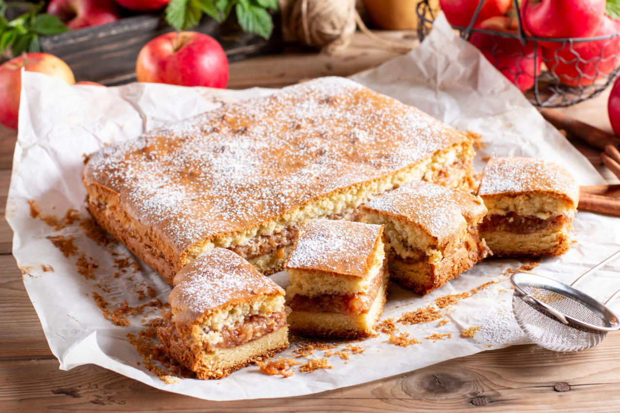 Ovako su naše bake pravile lenju pitu sa jabukama: Starinski recept za kolač koji vole sve generacije