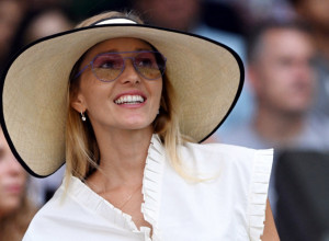 JELENA ĐOKOVIĆ blista na Vimbldonu: U beloj dior mini-haljini od 2.700 evra bodri Novaka Đokovića i mami sve poglede (GALERIJA)