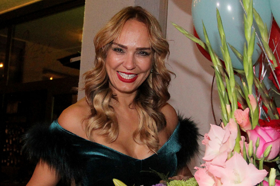 MARIJANA MATEUS u izdanju koje do sada nismo videli: Kraljevsko plava joj savršeno pristaje, a tufnice daju poseban ŠMEK (FOTO)