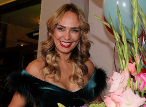 MARIJANA MATEUS u izdanju koje do sada nismo videli: Kraljevsko plava joj savršeno pristaje, a tufnice daju poseban ŠMEK (FOTO)