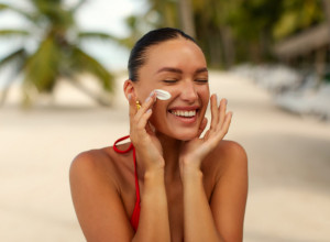 Većina ljudi POGREŠNO nanosi SPF: Dermatolog otkrio pravilo "dva prsta" koje može da sačuva kožu od oštećenja
