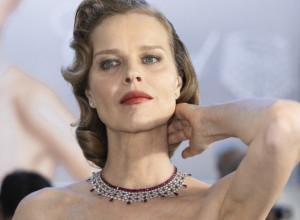 ČEKALA JE 25 GODINA DA MU KAŽE "DA": Eva Hercigova se udala u 53. godini, pogledajte KAKVU je VENČANICU ponela (FOTO)