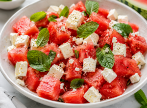 Grci je obožavaju, a gotova je za 10 minuta: Salata od lubenice i feta sira pravi je hit leta