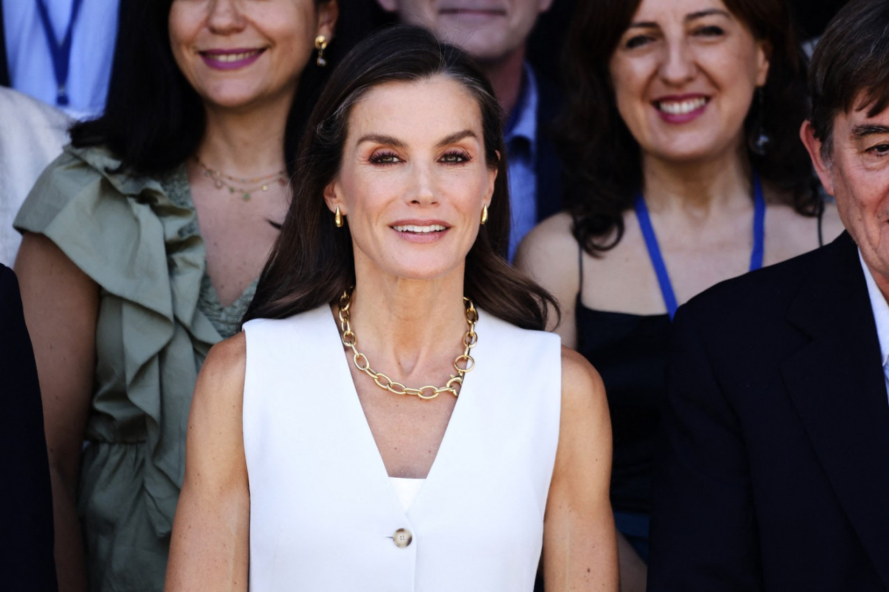 Kraljica Leticija ponovo POSTAVILA modni standard: Njeno BELO ODELO izgleda moćno, elegantno i savršeno za vrele dane (GALERIJA)