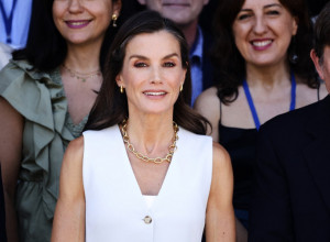 Kraljica Leticija ponovo POSTAVILA modni standard: Njeno BELO ODELO izgleda moćno, elegantno i savršeno za vrele dane (GALERIJA)