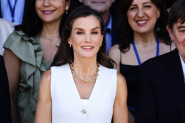 Kraljica Leticija ponovo POSTAVILA modni standard: Njeno BELO ODELO izgleda moćno, elegantno i savršeno za vrele dane (GALERIJA)